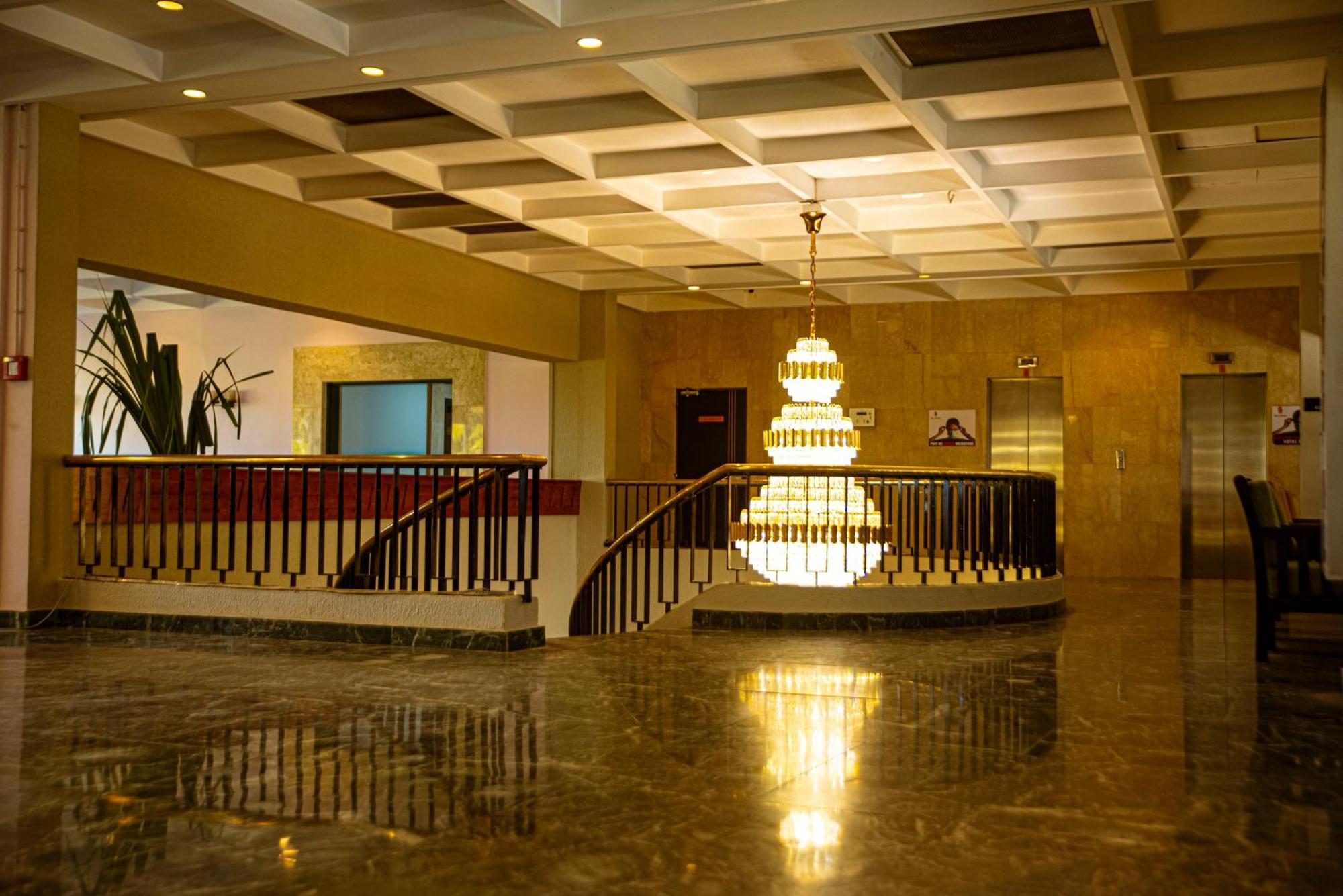 Hotel Sarakawa Ломе Экстерьер фото